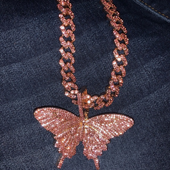 Cuban link Necklace with butterfly pendant - Picture 6 of 9